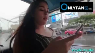 คลิปหลุดไทย tuktukpatrol สาวไทยหน้าสวยลูกครึ่ง นัดเย็ดฝรั่งนั่งตุ๊กๆ